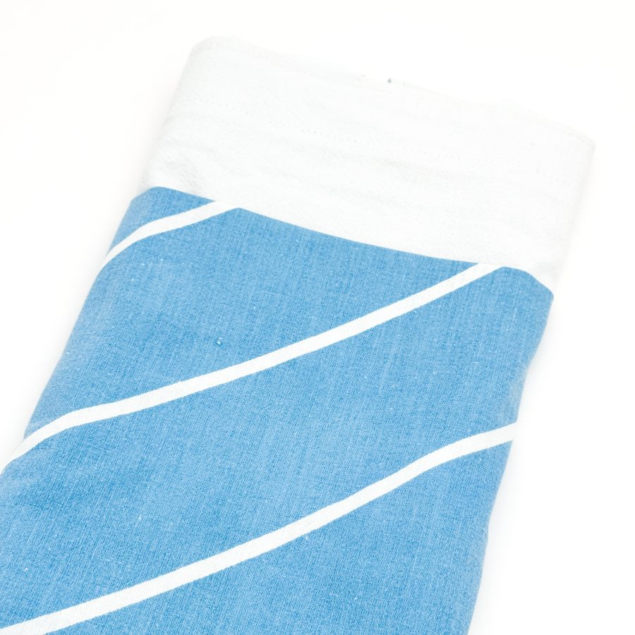 Dette net er af et lyseblåt materiale med en mørkeblå lomme med striber. Hanken er lyseblå.
