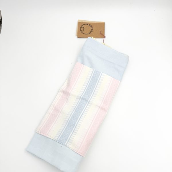 Dette net er af et lyseblåt materiale med en pastel stribet lomme med motiv. Hanken er gul.