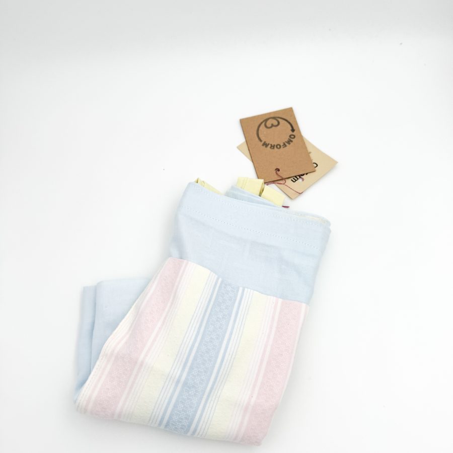 Dette net er af et lyseblåt materiale med en pastel stribet lomme med motiv. Hanken er gul.