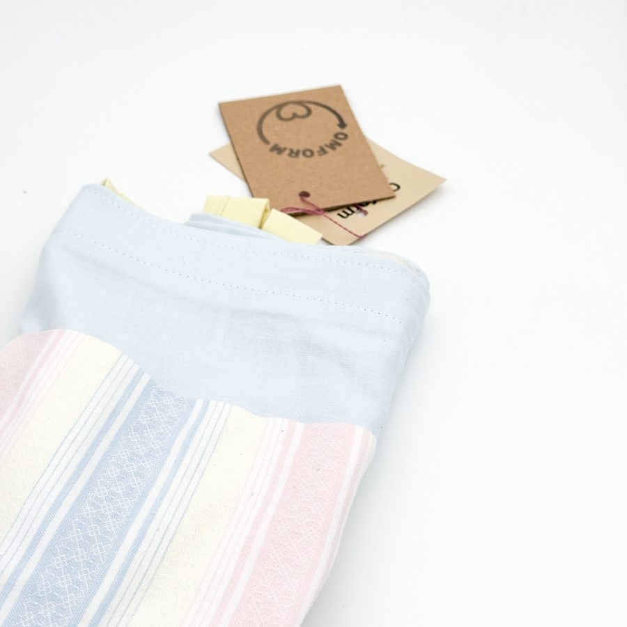Dette net er af et lyseblåt materiale med en pastel stribet lomme med motiv. Hanken er gul.