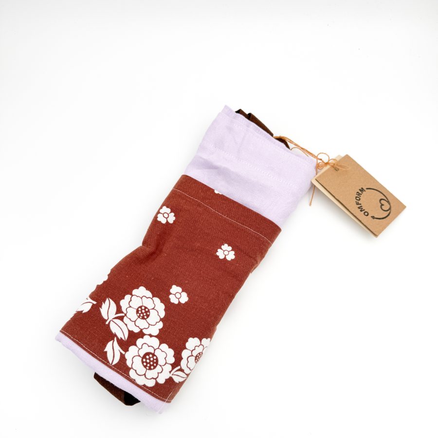 Dette net er af et lilla materiale med brun blomstret lomme og en brun hank.