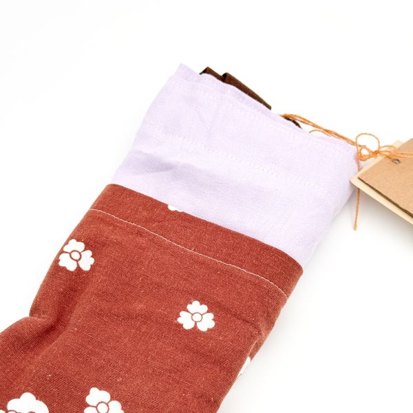 Dette net er af et lilla materiale med brun blomstret lomme og en brun hank.