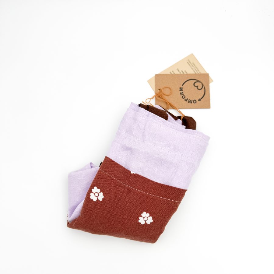 Dette net er af et lilla materiale med brun blomstret lomme og en brun hank.