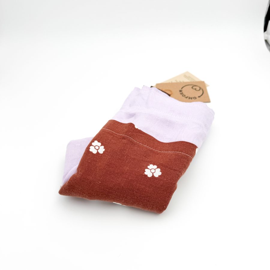 Dette net er af et lilla materiale med brun blomstret lomme og en brun hank.